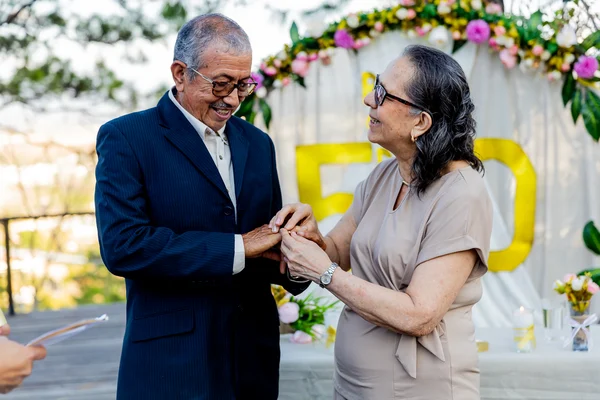 Portada de Bodas de Oro - Luis y Julieta